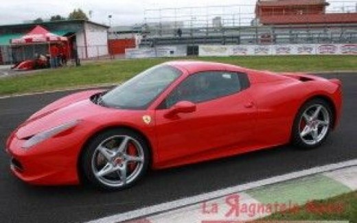 Giro da copilota su una Ferrari 458 & soggiorno 2 notti