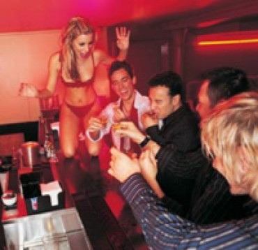 Addio al celibato a Milano: cena & spettacolo burlesque unico
