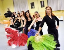 Corso Burlesque a Milano – Divertimento e Sensualità per Addio al Nubilato o Evento tra Amiche