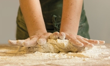 Lezione di cucina in un agriturismo toscano con partenza da Livorno