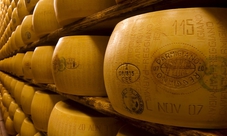 Tour del Gusto in Emilia-Romagna: Parmigiano, Balsamico e Museo Ferrari