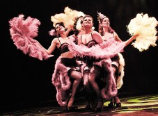 Addio al celibato a Milano: cena & spettacolo burlesque unico