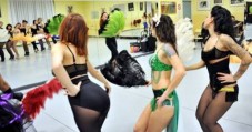 Corso Burlesque a Milano – Divertimento e Sensualità per Addio al Nubilato o Evento tra Amiche